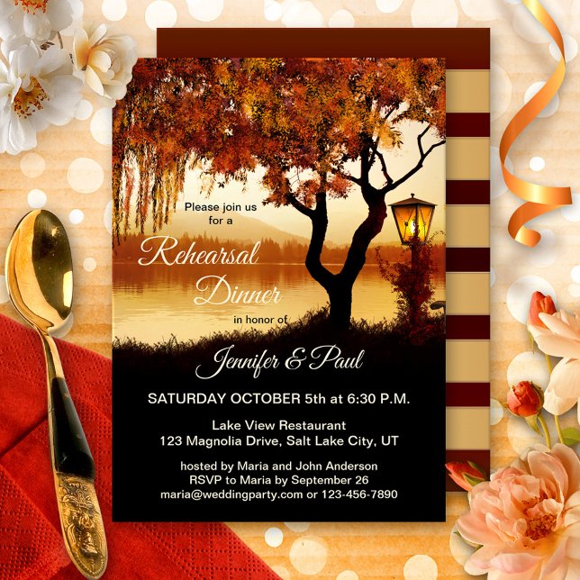 Vy för kallelse till sommarmiddag i Träd Sjö Inbjudningar (Rehearsal Dinner invitation featuring a colorful autumn tree and festive lantern overlooking a lake)