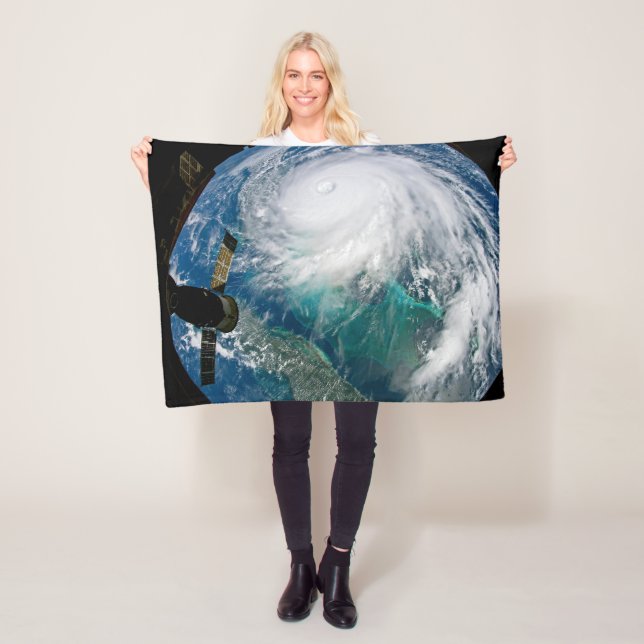 Vy om orkanen Dorian. Fleecefilt (På plats)