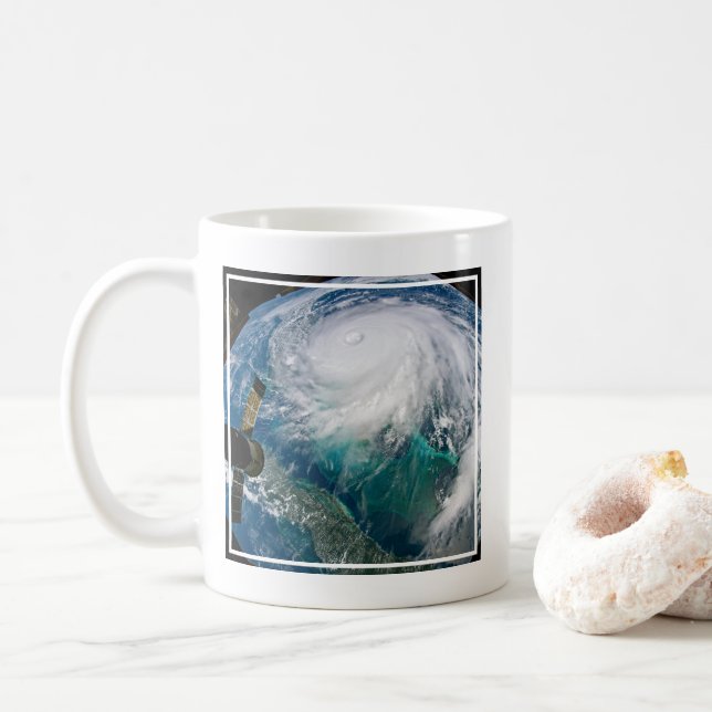 Vy om orkanen Dorian. Kaffemugg (Med munk)