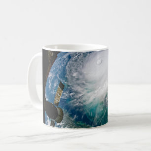 Vy om orkanen Dorian. Kaffemugg