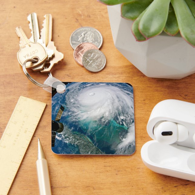 Vy om orkanen Dorian. Nyckelring (Skrivbord)