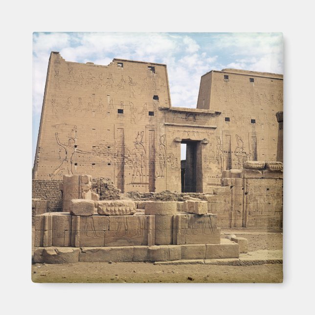 Vy över den första pylonen av Horus Temple Magnet (Framsidan)