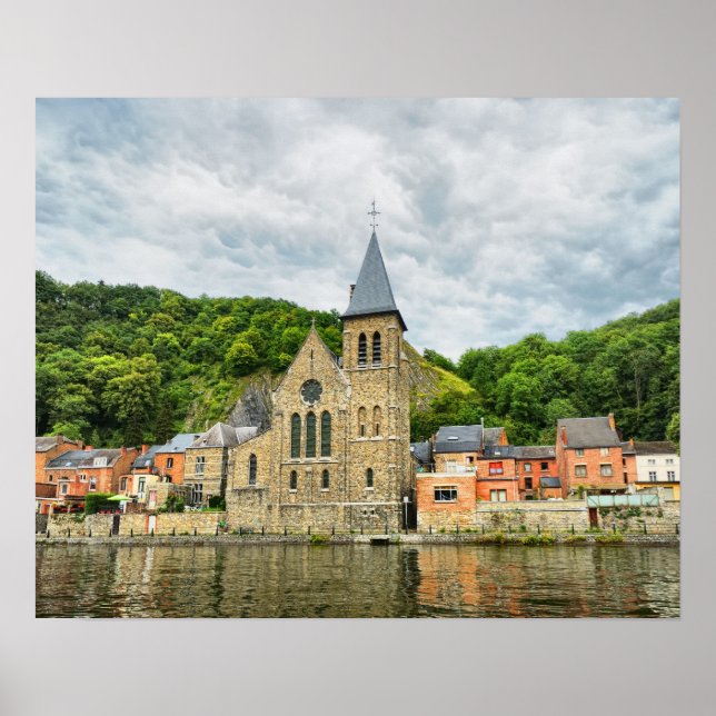 Vy över den gamla kyrkan i Dinant från floden Meus Poster (Framsidan)