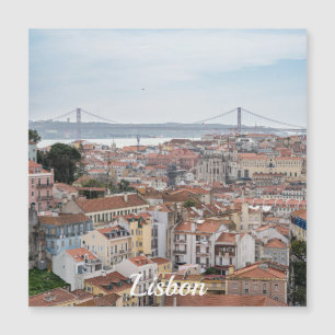 Vy över den gamla staden Lissabon och 25 april Bry