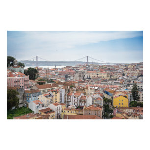 Vy över den gamla staden Lissabon och 25 april Bry Fototryck