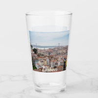 Vy över den gamla staden Lissabon och 25 april Bry