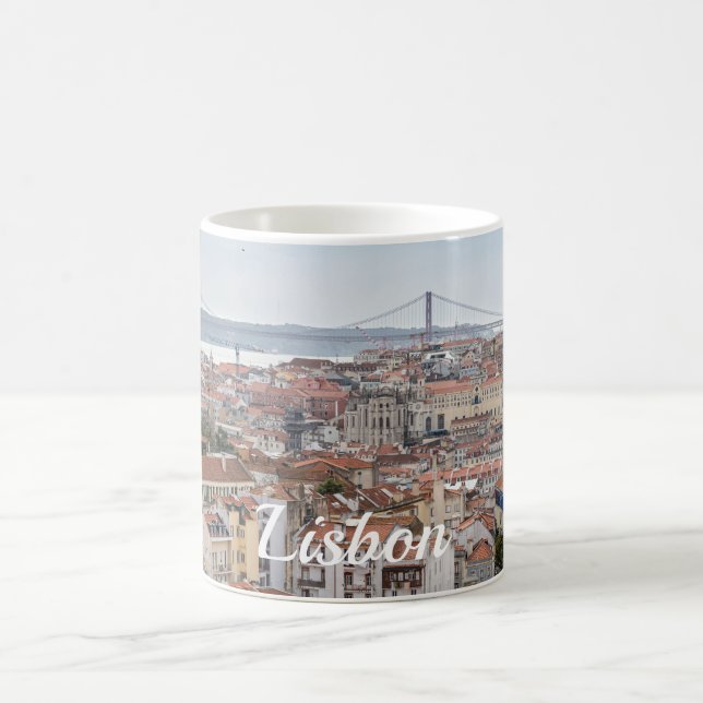 Vy över den gamla staden Lissabon och 25 april Bry Kaffemugg (Center)