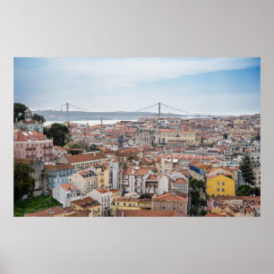 Vy över den gamla staden Lissabon och 25 april Bry Poster