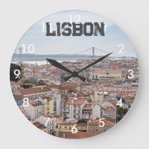 Vy över den gamla staden Lissabon och 25 april Bry Stor Klocka