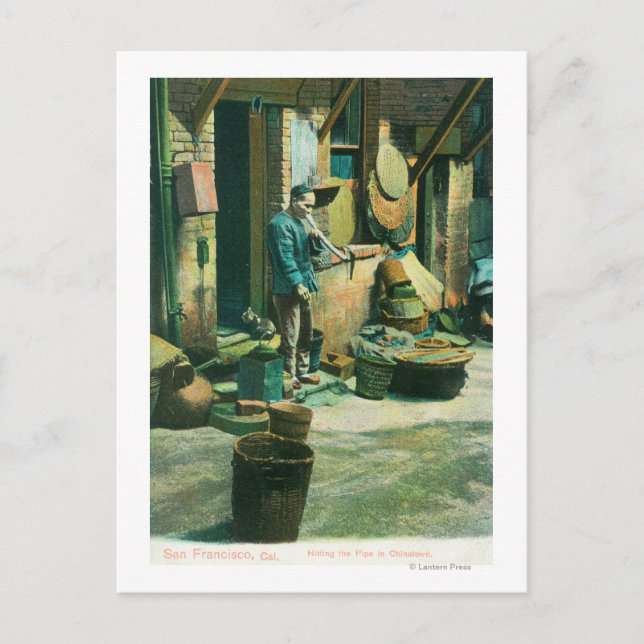 Vy över en man som röker ut ur sin pipa vykort (Framsida)