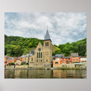Vy över gammal kyrka i Dinant från floden Meuse Poster