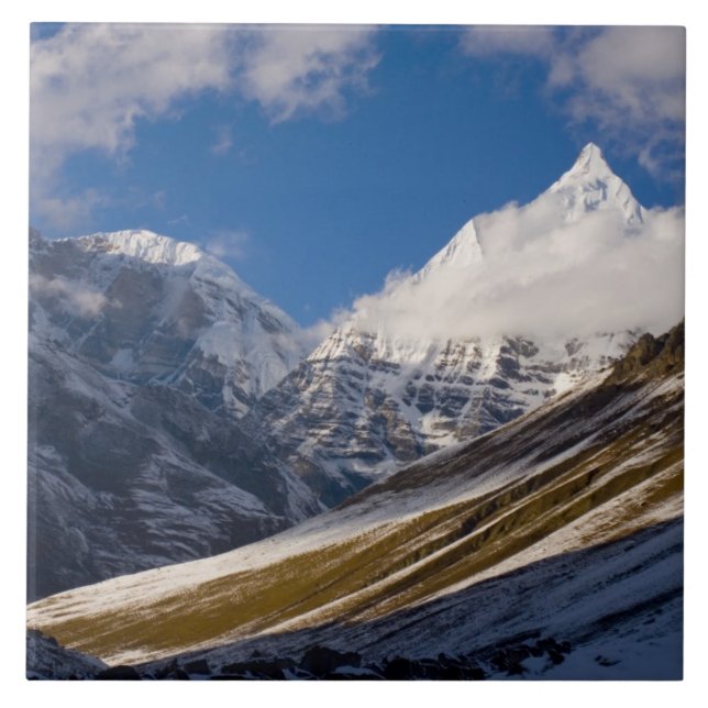 Vy över Mount Jichu Drake, Bhutan. Kakelplatta (Framsidan)