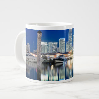 Vy över skylin med reflexion i vatten, Miami Jumbo Mugg