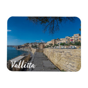 Vy över stadsmur och hamn i Valletta Magnet