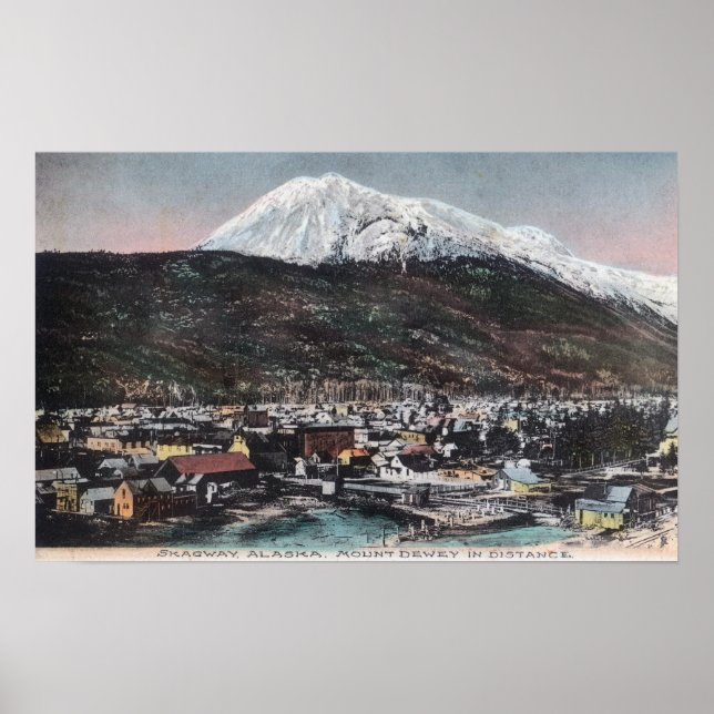 Vy över Town and Mount DeweySkagway, AK Poster (Framsidan)