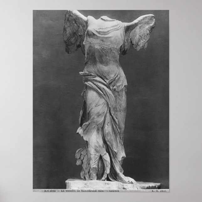 Vy över Victory Samothrace i Louvres museum Poster (Framsidan)
