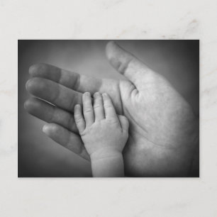 Vykort babys hand i mammans hand.