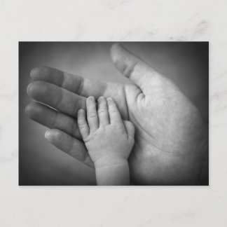 Vykort babys hand i mammans hand.