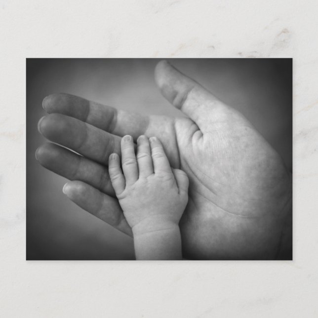 Vykort babys hand i mammans hand. (Framsida)