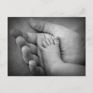vykort för baby fot i mor hand.