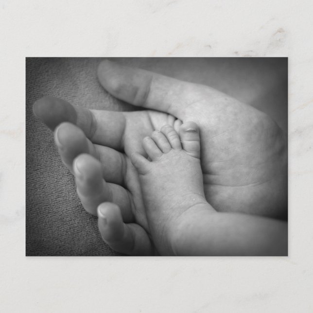 vykort för baby fot i mor hand. (Framsida)