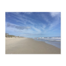 VYKORT Scen från lågvattenstrand med blåa moln