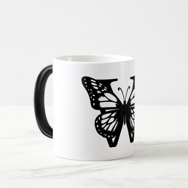 W Alphabet black butterfly Magisk Mugg (Framsida vänster)