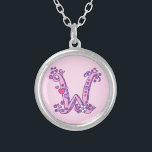 W dekorativt brev-halsband i monogram silverpläterat halsband<br><div class="desc">Söt hjärtan och blommor brev W monogramsbeläggning. Det vimska brev-teckning i det inledande huvudmålet brev W är ett ideal för att ge flickor en namn som börjar med W. Background färg kan ändras om det behövs, för närvarande ljust rosa. © Original teckning och design av Sarah Trett www.sarahtrett.com för www.mylittleeden.com...</div>