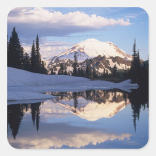 WA, Mt. Rainier NP, Mt. Rainier och moln Fyrkantigt Klistermärke