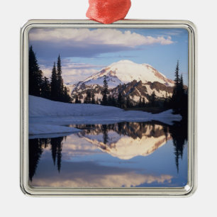 WA, Mt. Rainier NP, Mt. Rainier och moln Julgransprydnad Metall