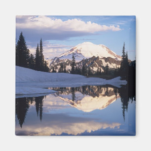WA, Mt. Rainier NP, Mt. Rainier och moln Magnet