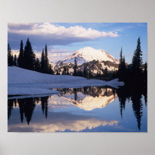 WA, Mt. Rainier NP, Mt. Rainier och moln Poster