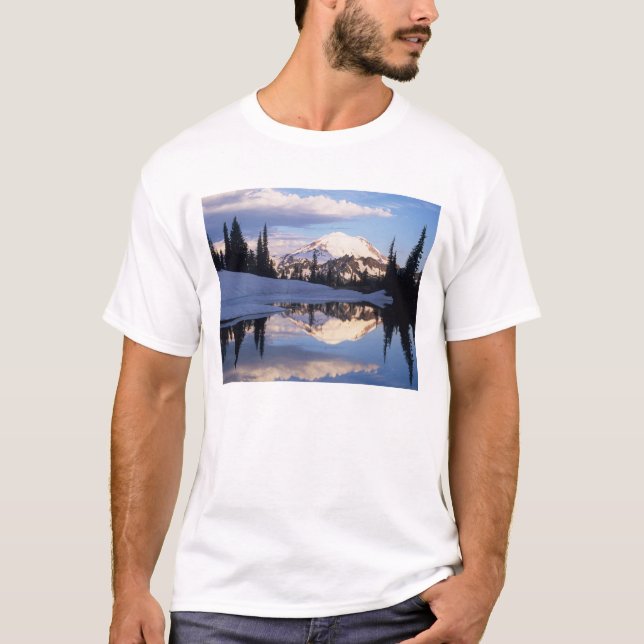 WA, Mt. Rainier NP, Mt. Rainier och moln T Shirt (Framsida)