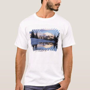 WA, Mt. Rainier NP, Mt. Rainier och moln T-shirt
