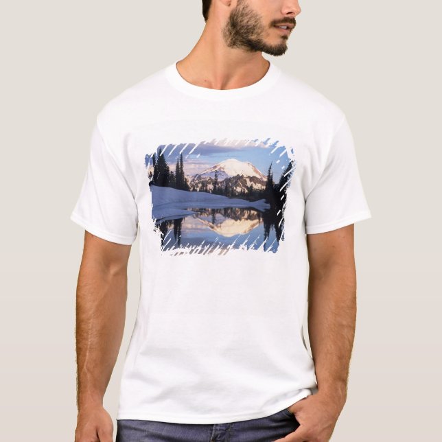 WA, Mt. Rainier NP, Mt. Rainier och moln T-shirt (Framsida)