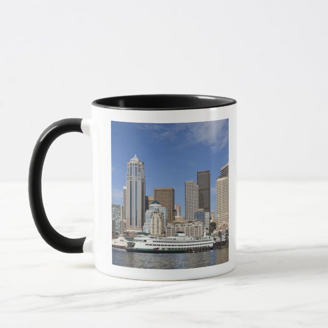 WA, Seattle, Seattle skyline med färjebåt Mugg (Vänster)