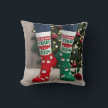 Wacky Julafton i juli Pillow: Dubblan Festive Roli Kudde<br><div class="desc">Skaffa redo för lite fräckt helgdag med den här "Julafton i juli"-kudden! Med en annan rolig julklapp på BÅDA SIDES för dubbla skrattar man i somras.</div>