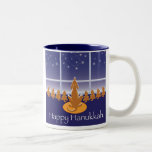 WagsToWishes_Menorah hundar Två-Tonad Mugg<br><div class="desc">Våra lovande personHanukkah hundar gör en underbar gåva för en av åttana på nätterna och ska satte ett glödande leende på ansiktet av any lyckligt mottagareare.  Plusen kan du tillfoga ett namn eller en text till den tomma sidan. Klicka precis "skräddarsy den, ",  och bort går du!</div>