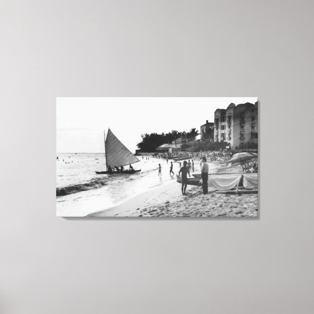 Waikiki Beach och Boats Honolulu Canvastryck (Framsida)