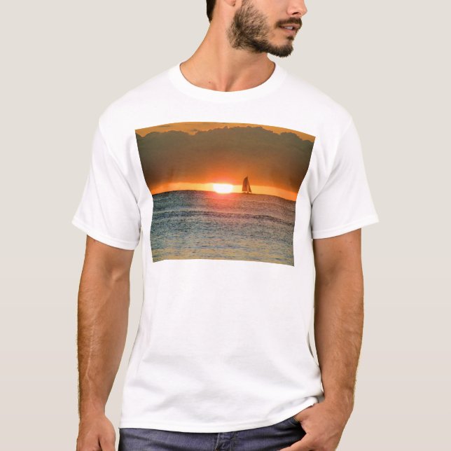 Waikiki solnedgång med segelbåtsilhouetten, Hawaii Tee Shirt (Framsida)