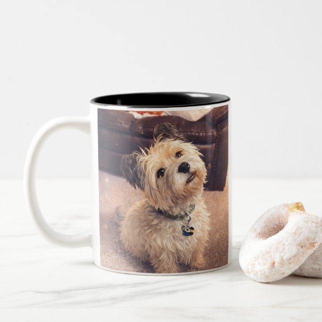 Waiting Puppy Coffee Mug – Cute Dog Design Två-Tonad Mugg (Med munk)