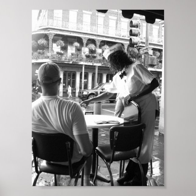 Waitress vid Cafe' du Monde New Orleans, Louisiana Poster (Framsidan)