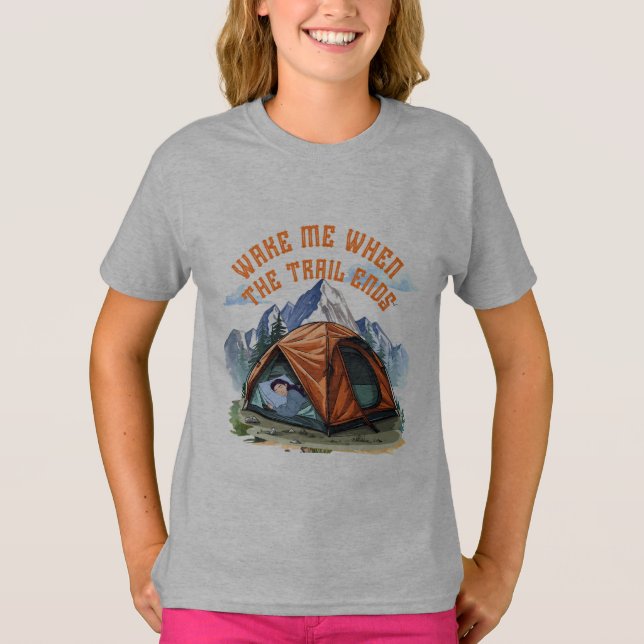 WAKE ME WHEN THE TRAIL ENDS.” – LAZY CAMPER TEE (Framsida)