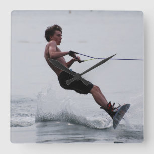Wakeboard tar tid på den vinkla väggen fyrkantig klocka