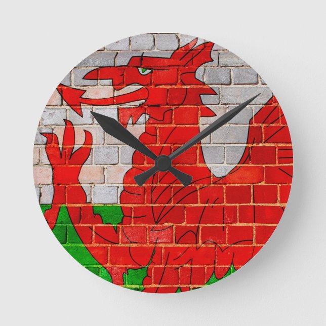 Wales flagga på en tegelvägg rund klocka (Framsida)