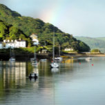 WALES SYNPUNKTER CANVASTRYCK<br><div class="desc">Efter en regndag kommer sol äntligen ut och en regnbåge dyker upp i himlar, i detta vackra landskap från Aberdyfi-hamnen i Wales, med båtar i vatten och några av byhusen.</div>