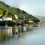 WALES SYNPUNKTER KÖKSHANDDUK<br><div class="desc">Efter en regndag kommer sol äntligen ut och en regnbåge dyker upp i himlar, i detta vackra landskap från Aberdyfi-hamnen i Wales, med båtar i vatten och några av byhusen.</div>
