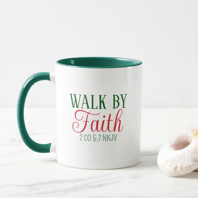Walk by Faith Bible Verse White and Grönt Festive Mugg (Med munk)