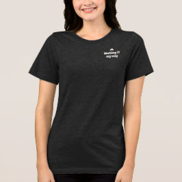 Walking It My Way T-shirt med text om lugn självsä