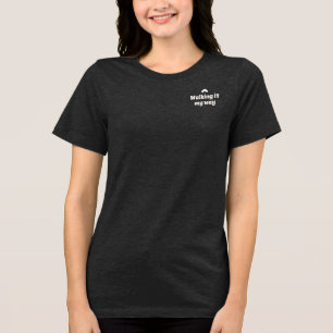 Walking It My Way T-shirt med text om lugn självsä